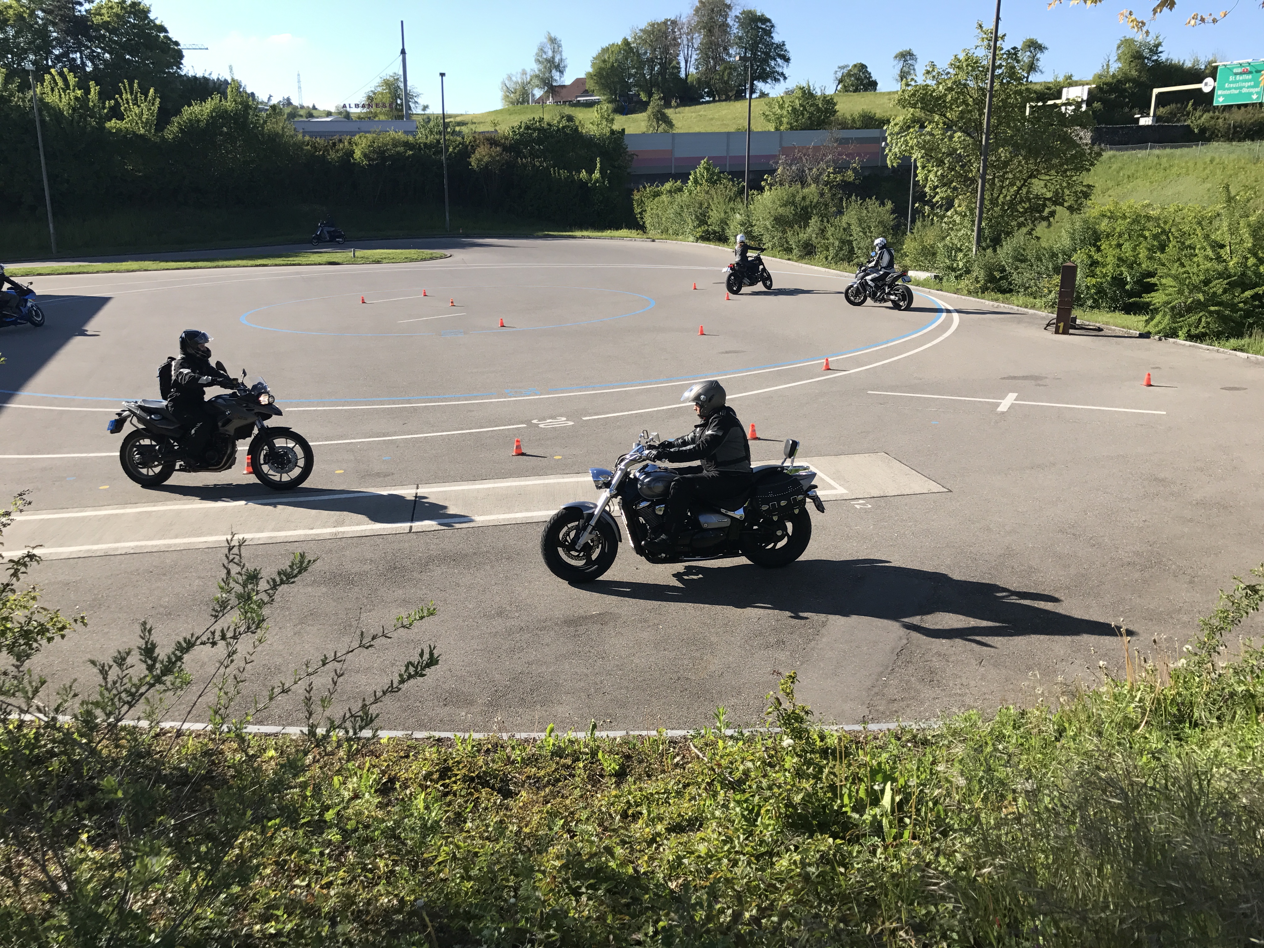 Kategorie A und Abschränkt Zweiräder Grundkurse und Prüfungsvorbereitung für Rollerfahrer und Motorradfahrer in Winterthur