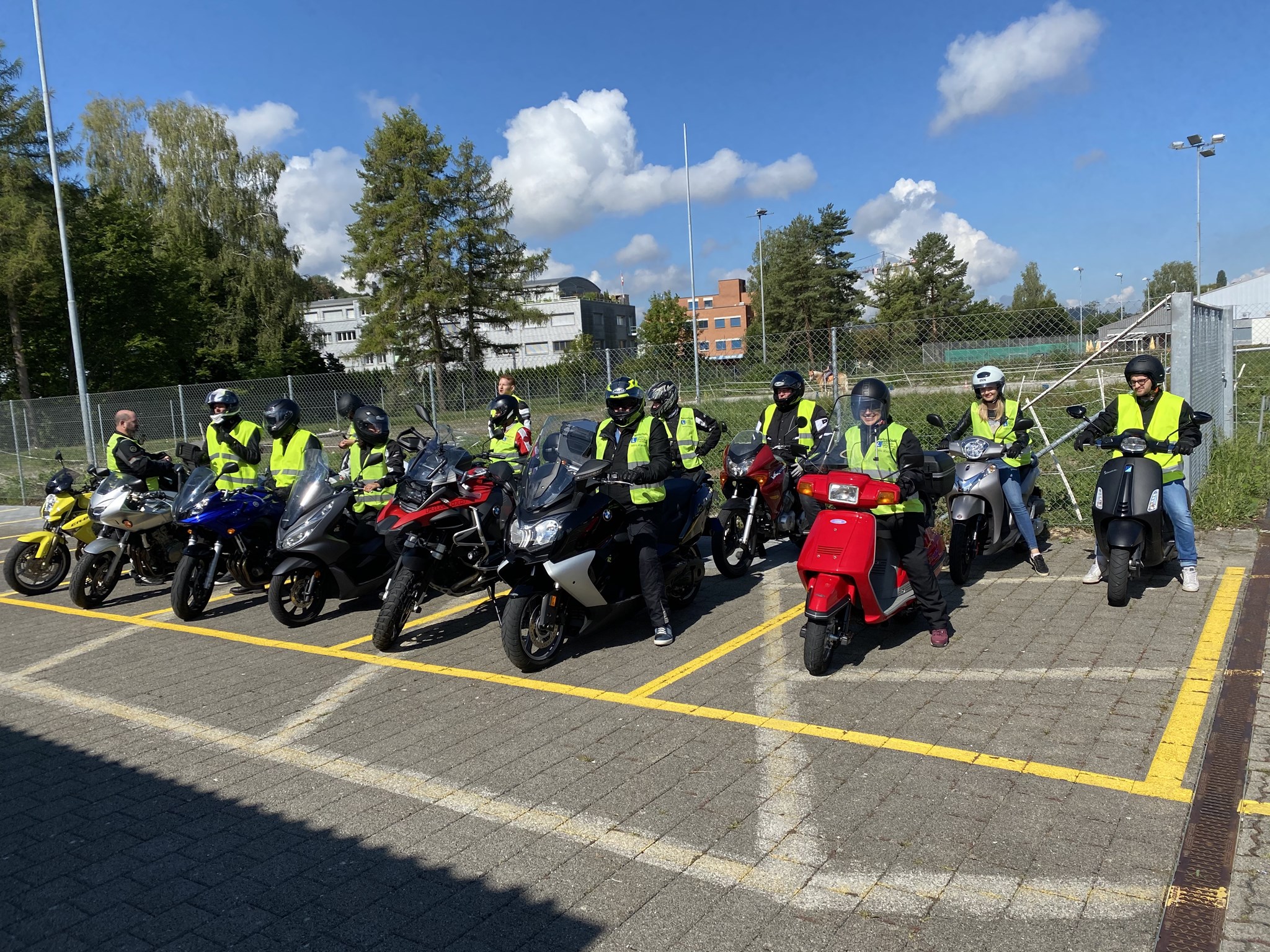 Motorrad Fahrschule und Rollerfahrschule aus Winterthur obligatorische Grundkurse Kategorie A1 und Abeschränkt in Winterthur durch